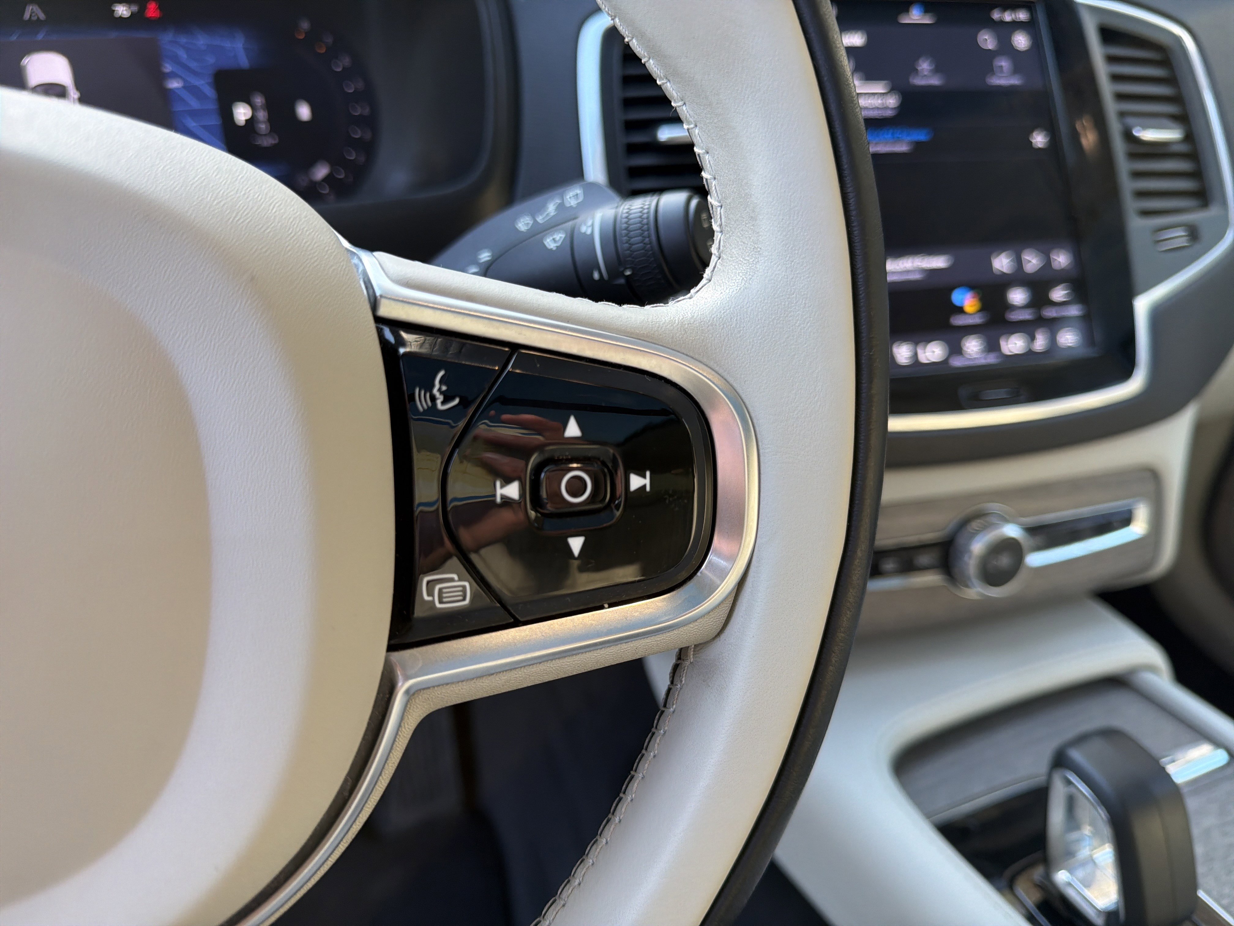 Certified 2023 Volvo XC90 B6 Core w/ Climate Package image 20