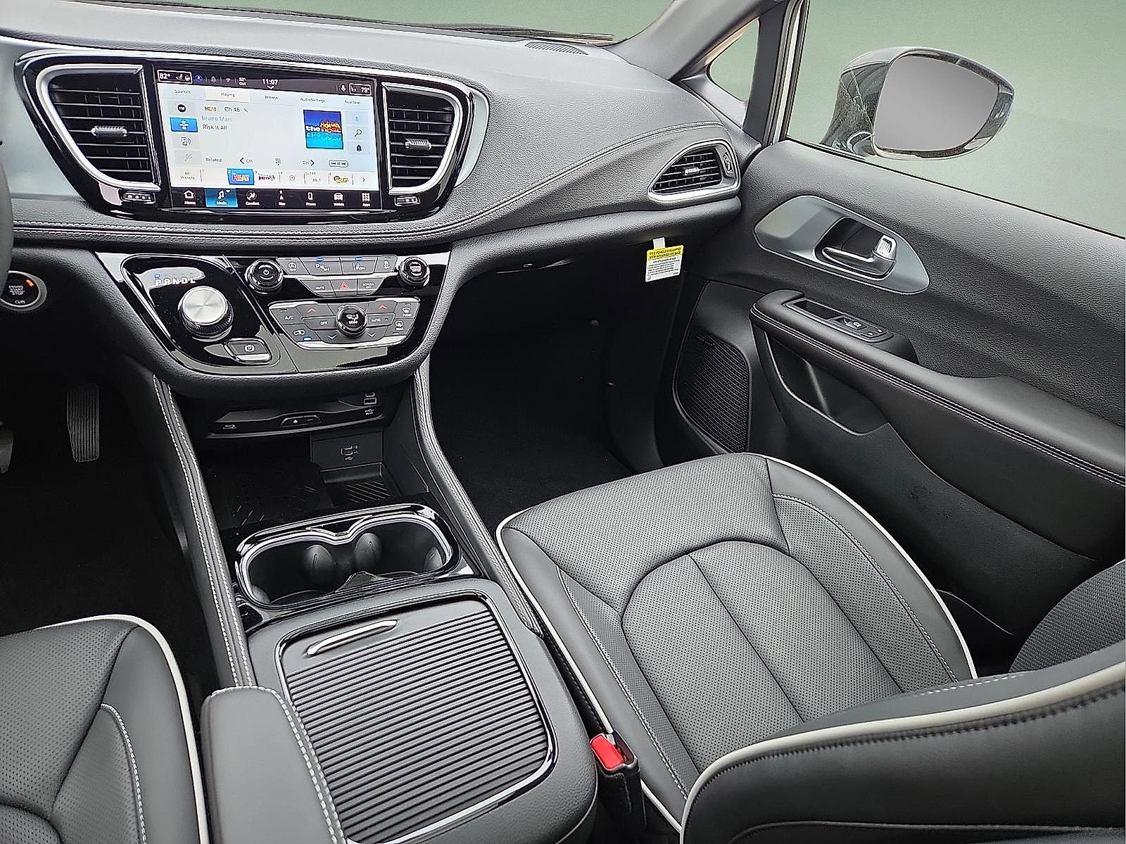 New 2026 Chrysler Pacifica Limited w/ Uconnect Theater Family Group image 13
