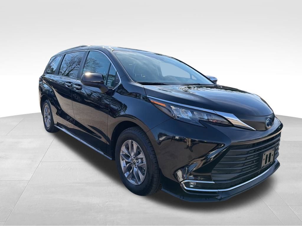 Used 2024 Toyota Sienna XLE image 8