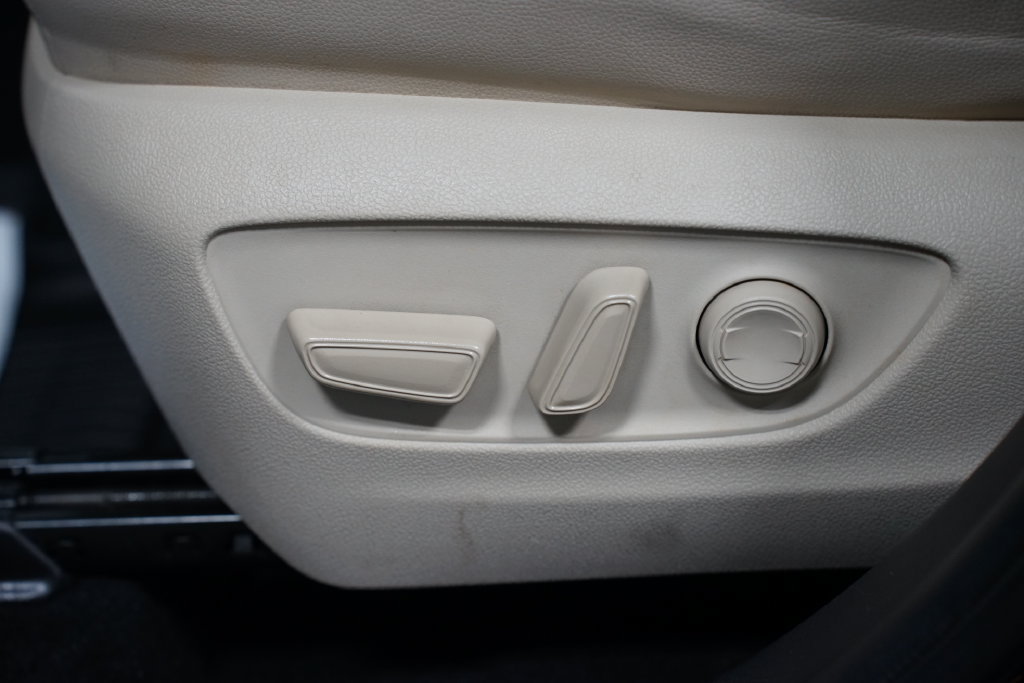 Used 2020 Toyota Highlander XLE FWD image 32