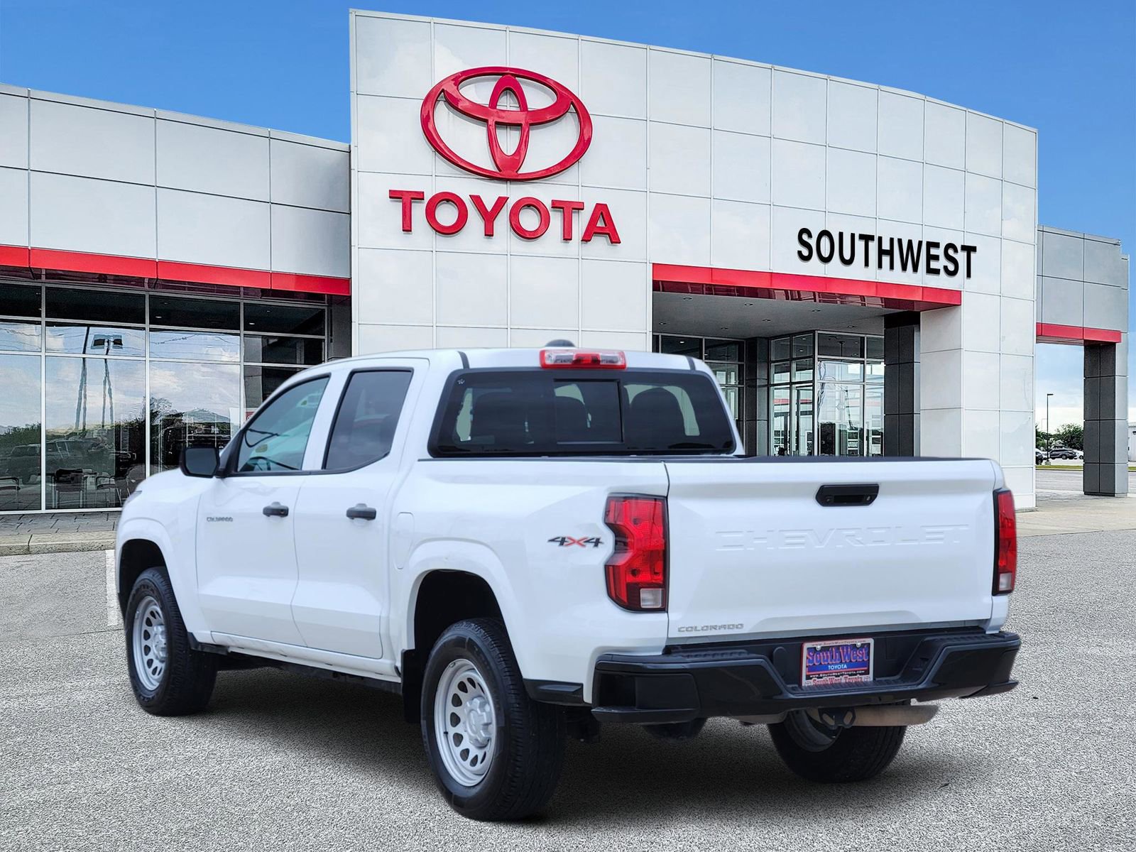 Used 2024 Chevrolet Colorado W/T w/ WT Convenience Package II AWD/4WD image 4