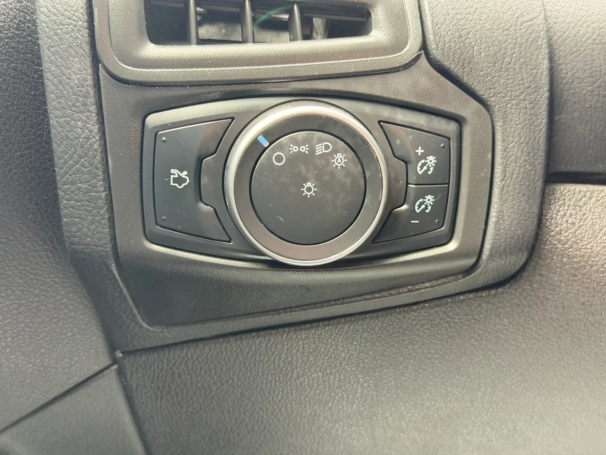 Used 2015 Ford Focus SE image 33