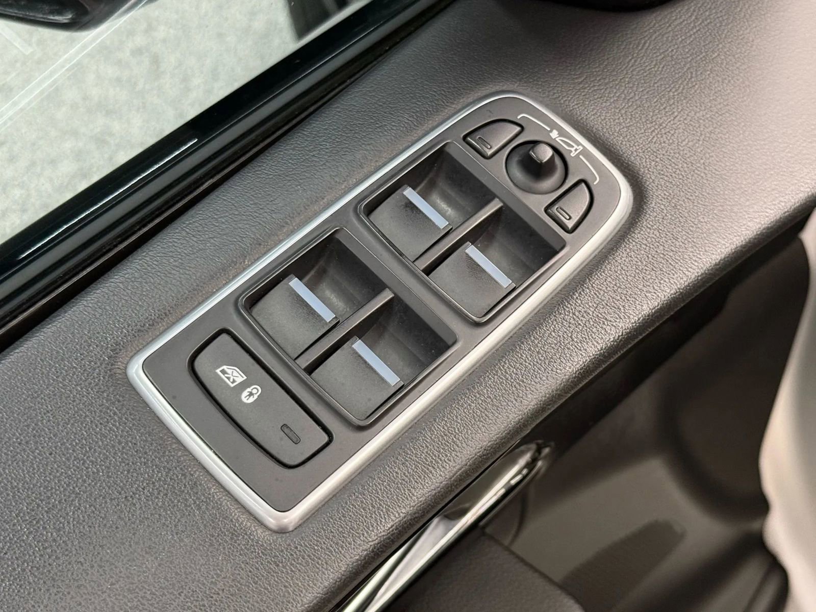 Used 2019 Jaguar F-PACE Premium image 17