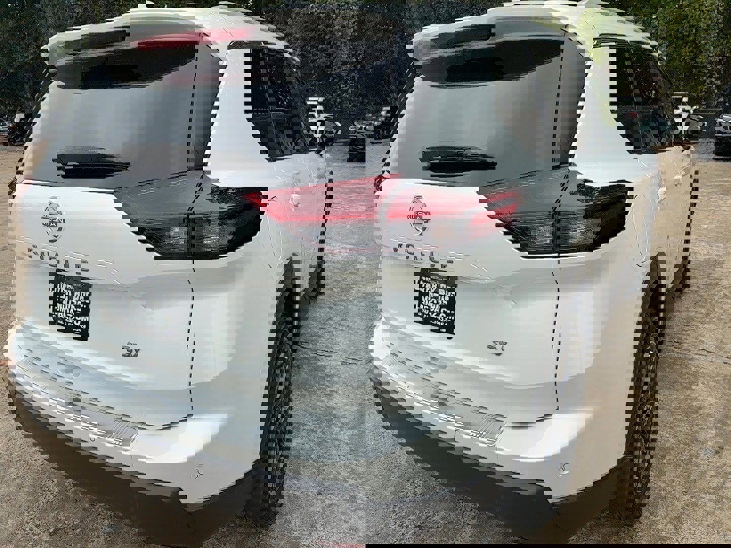 Used 2024 Nissan Rogue SV w/ SV Premium Package image 4