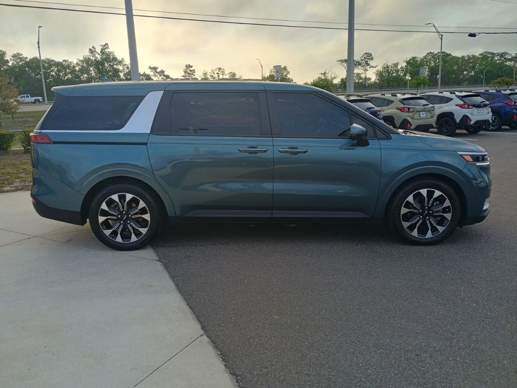 Used 2024 Kia Carnival EX image 4