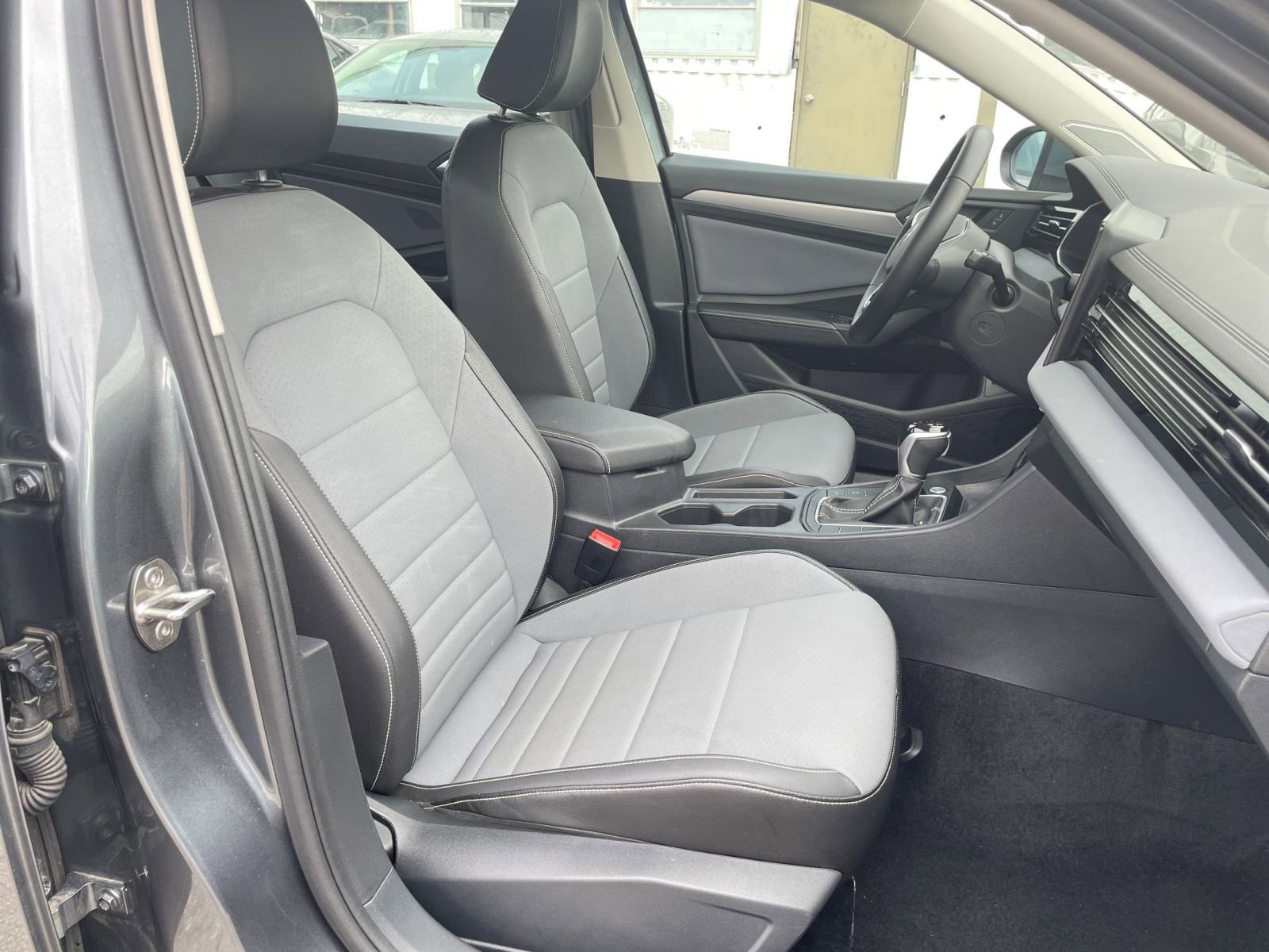 Used 2025 Volkswagen Jetta SE image 36