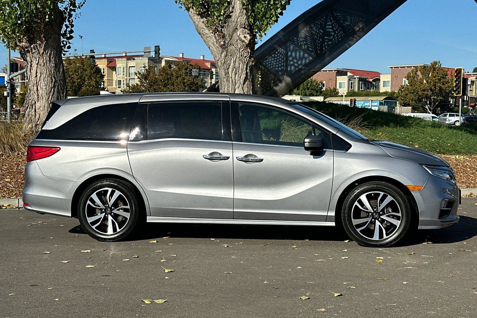 Used 2018 Honda Odyssey Elite image 3