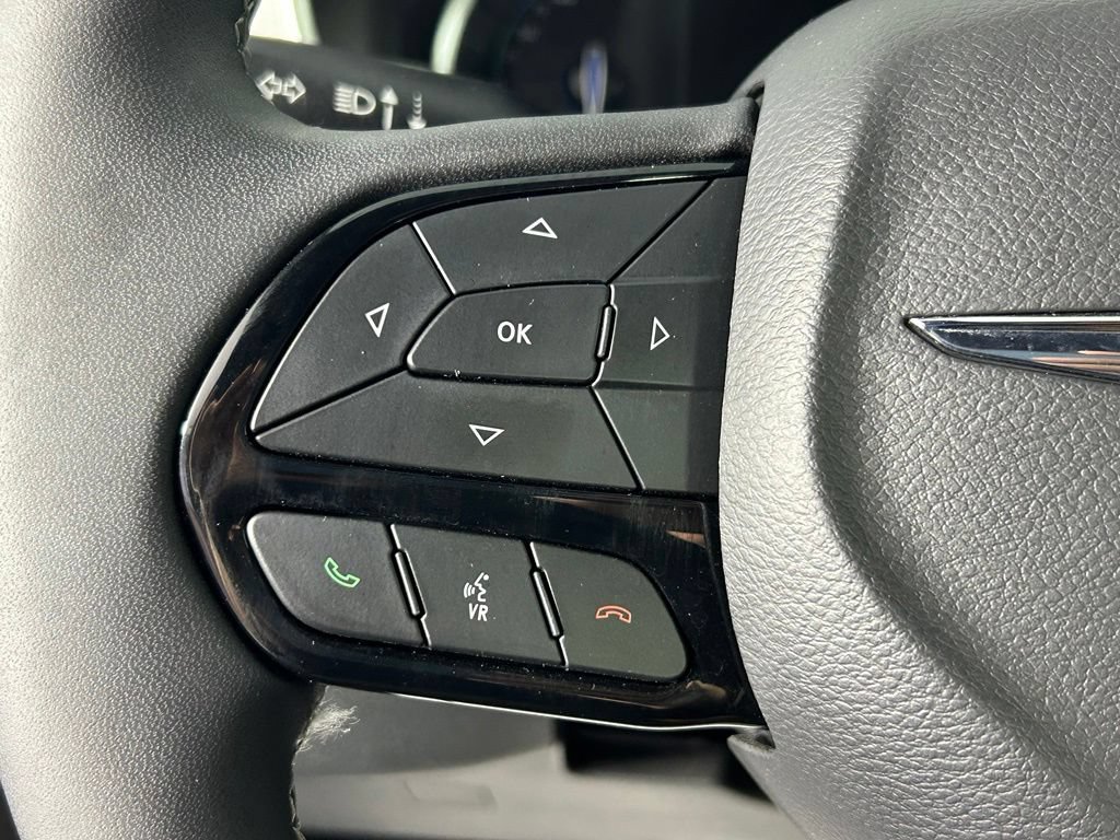Used 2023 Chrysler Pacifica Limited w/ Uconnect Theater Family Group FWD image 29