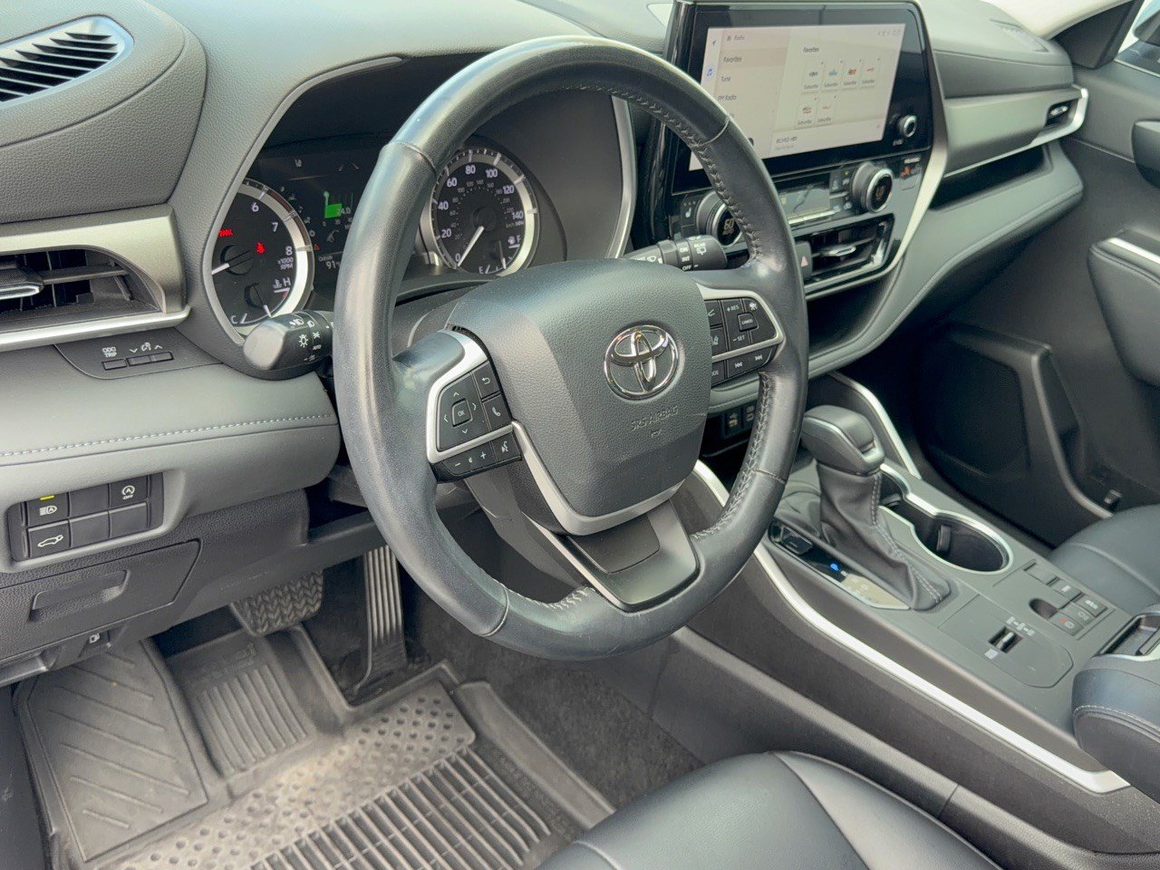 Used 2023 Toyota Highlander XLE FWD image 4