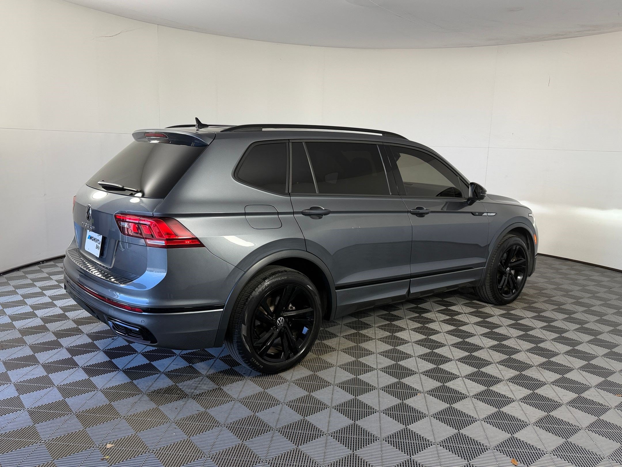 Used 2023 Volkswagen Tiguan SE R-Line FWD image 9