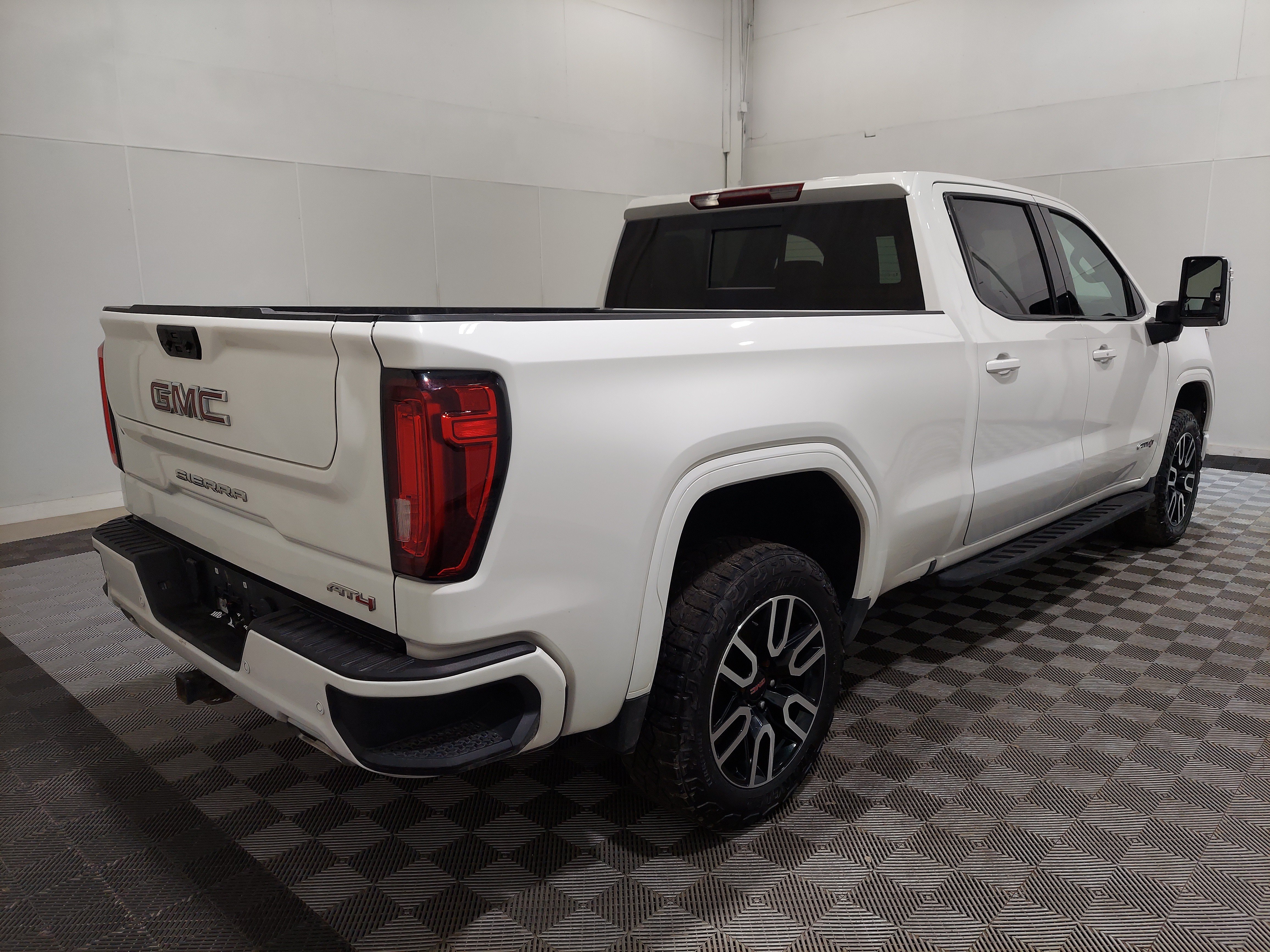Used 2024 GMC Sierra 1500 AT4 w/ AT4 Premium Package AWD/4WD image 3