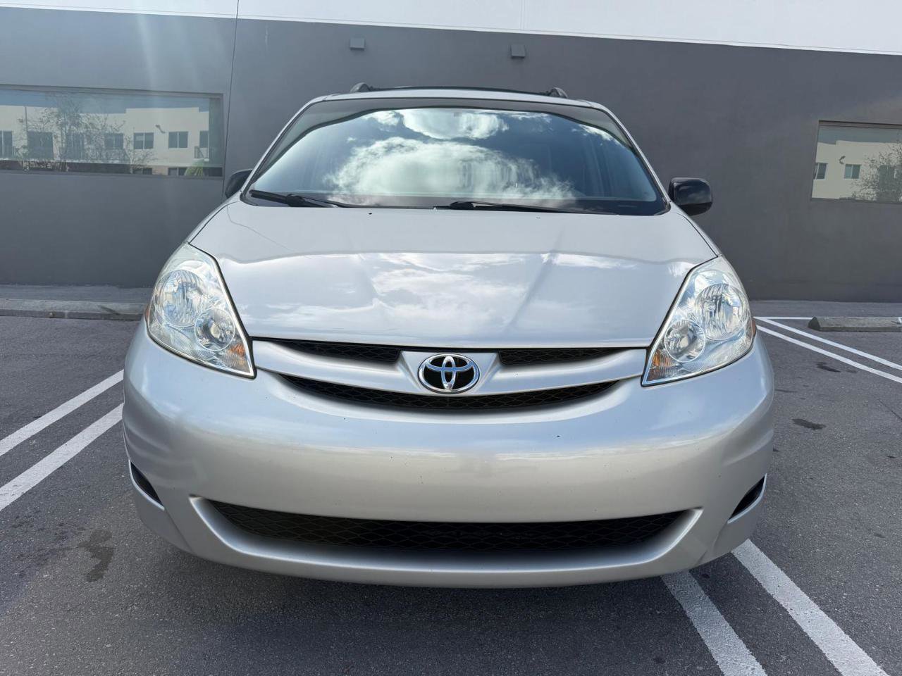 Used 2009 Toyota Sienna LE image 3