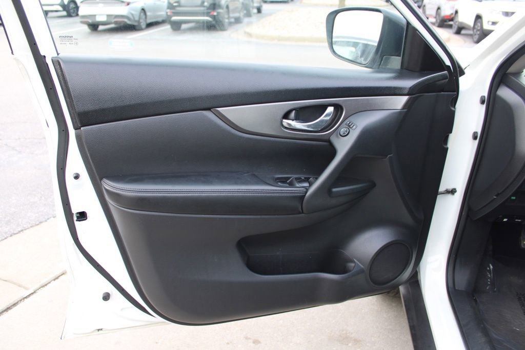 Used 2016 Nissan Rogue SV image 17