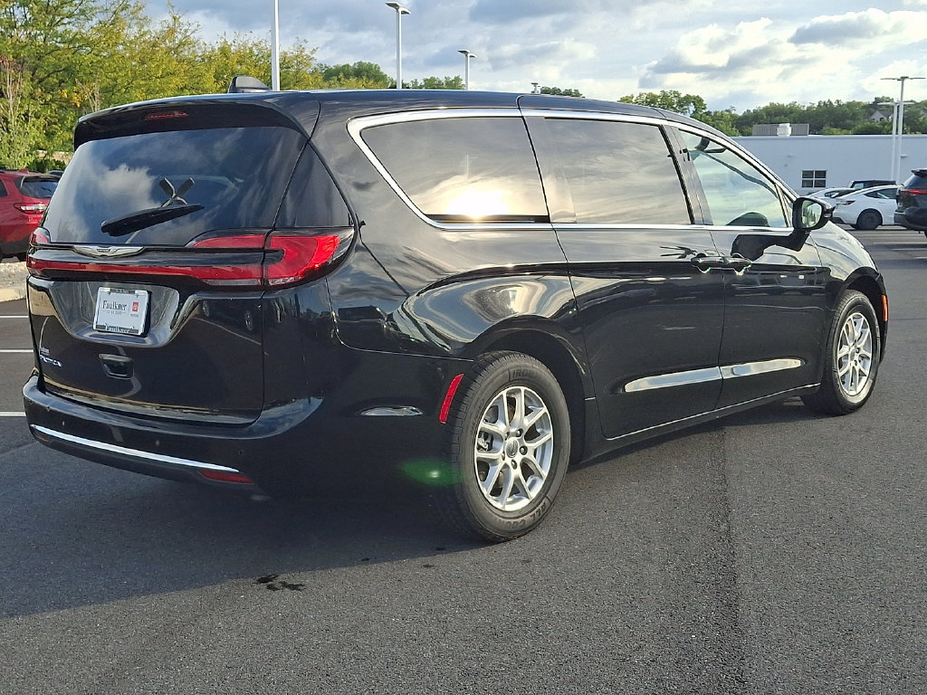 Used 2024 Chrysler Pacifica Touring-L FWD image 6