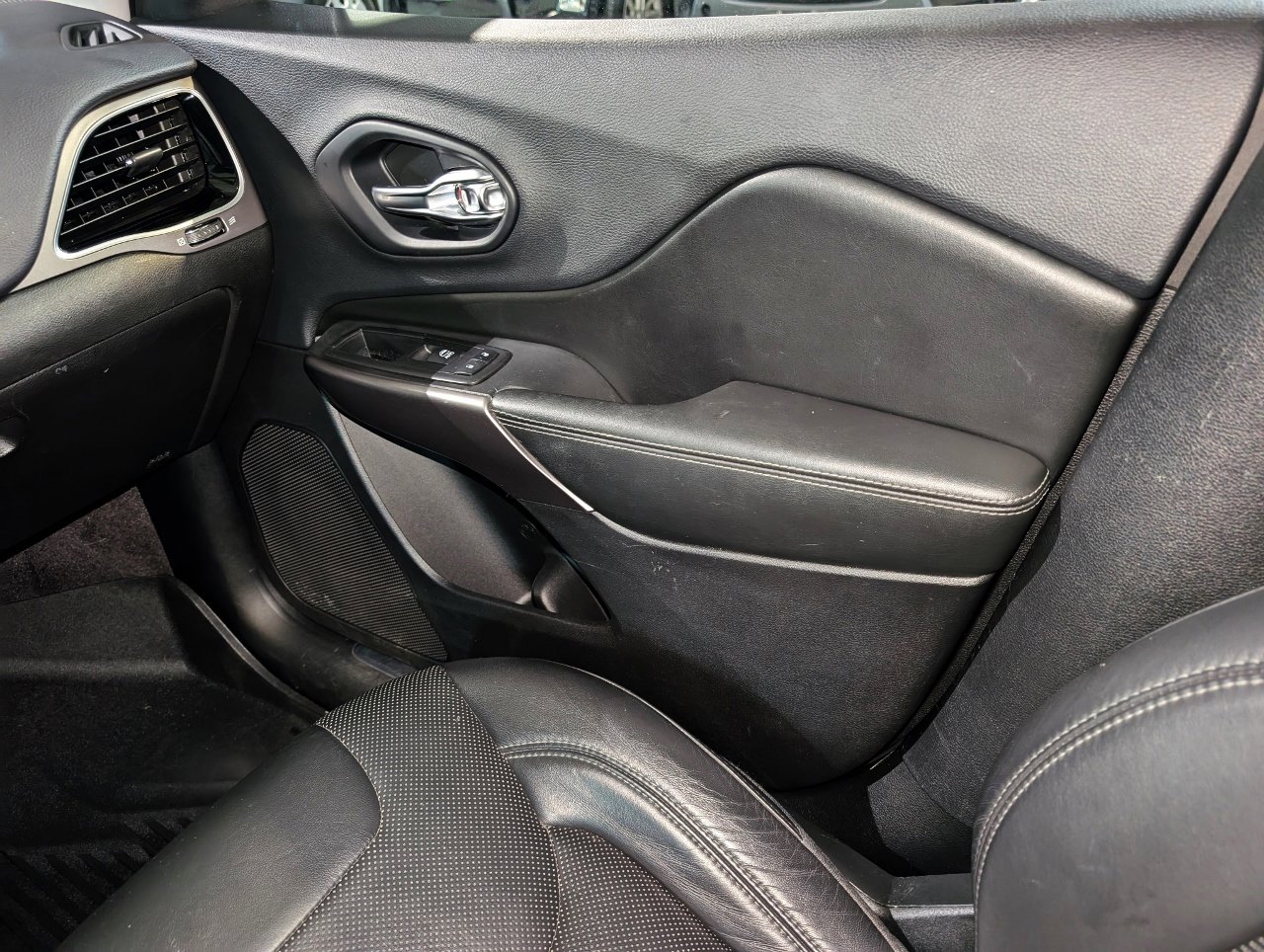 Used 2019 Jeep Cherokee Limited w/ Trailer Tow Group image 36