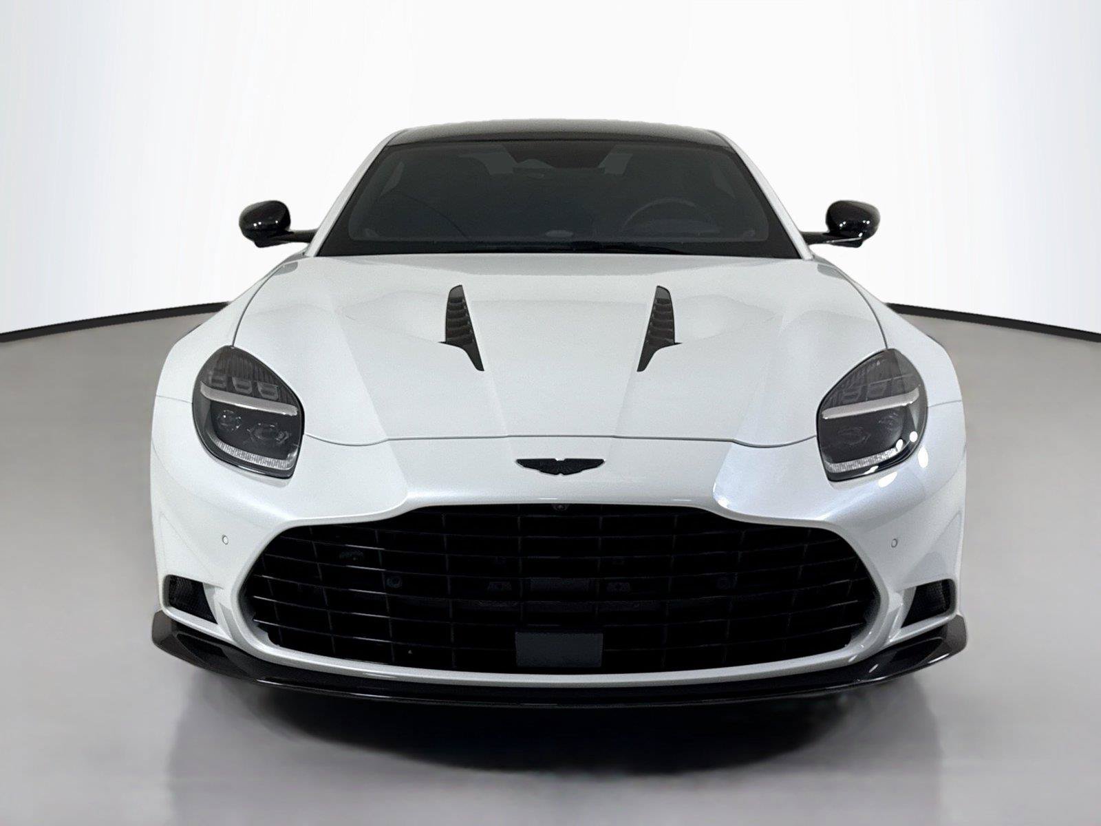 Used 2025 Aston Martin Vanquish RWD image 11