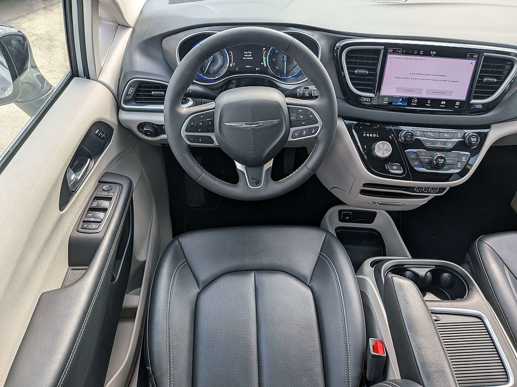 Used 2024 Chrysler Pacifica Touring-L FWD image 15