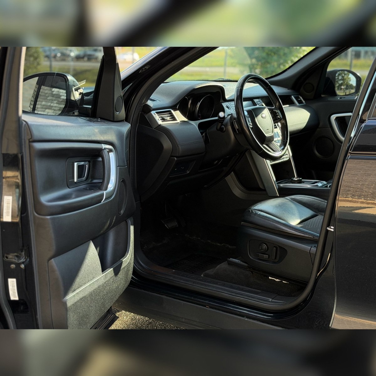 Used 2017 Land Rover Discovery Sport SE AWD/4WD image 6