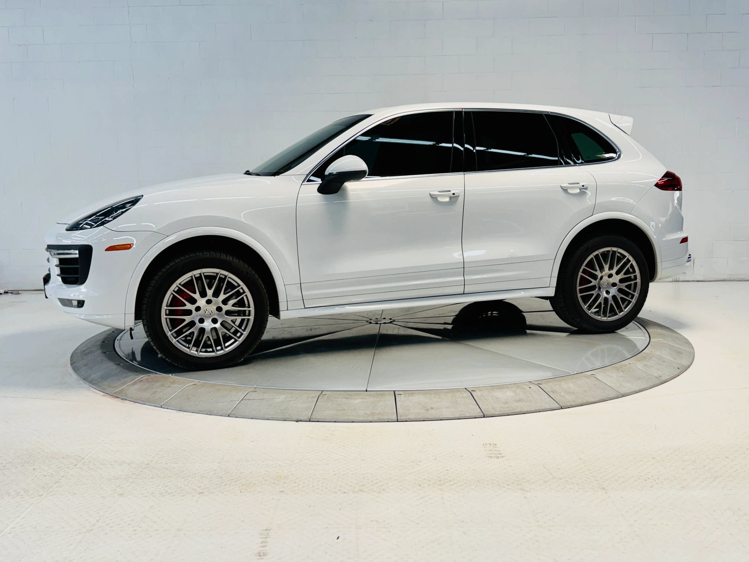 Used 2016 Porsche Cayenne AWD/4WD image 3