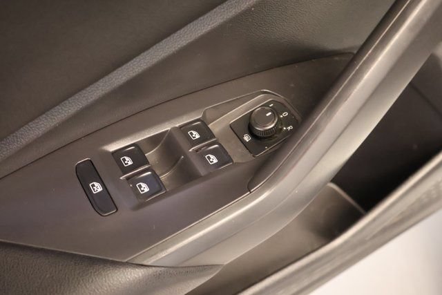 Used 2019 Volkswagen Jetta SEL w/ Cold Weather Package FWD image 11