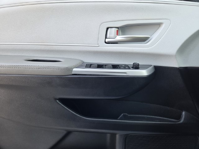 Certified 2025 Toyota Sienna XLE FWD image 19