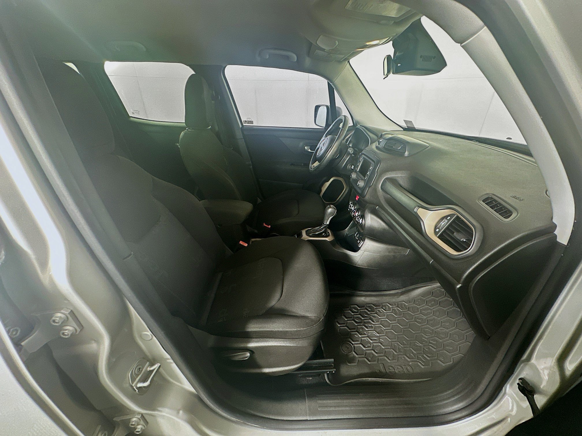 Used 2016 Jeep Renegade Latitude FWD image 30