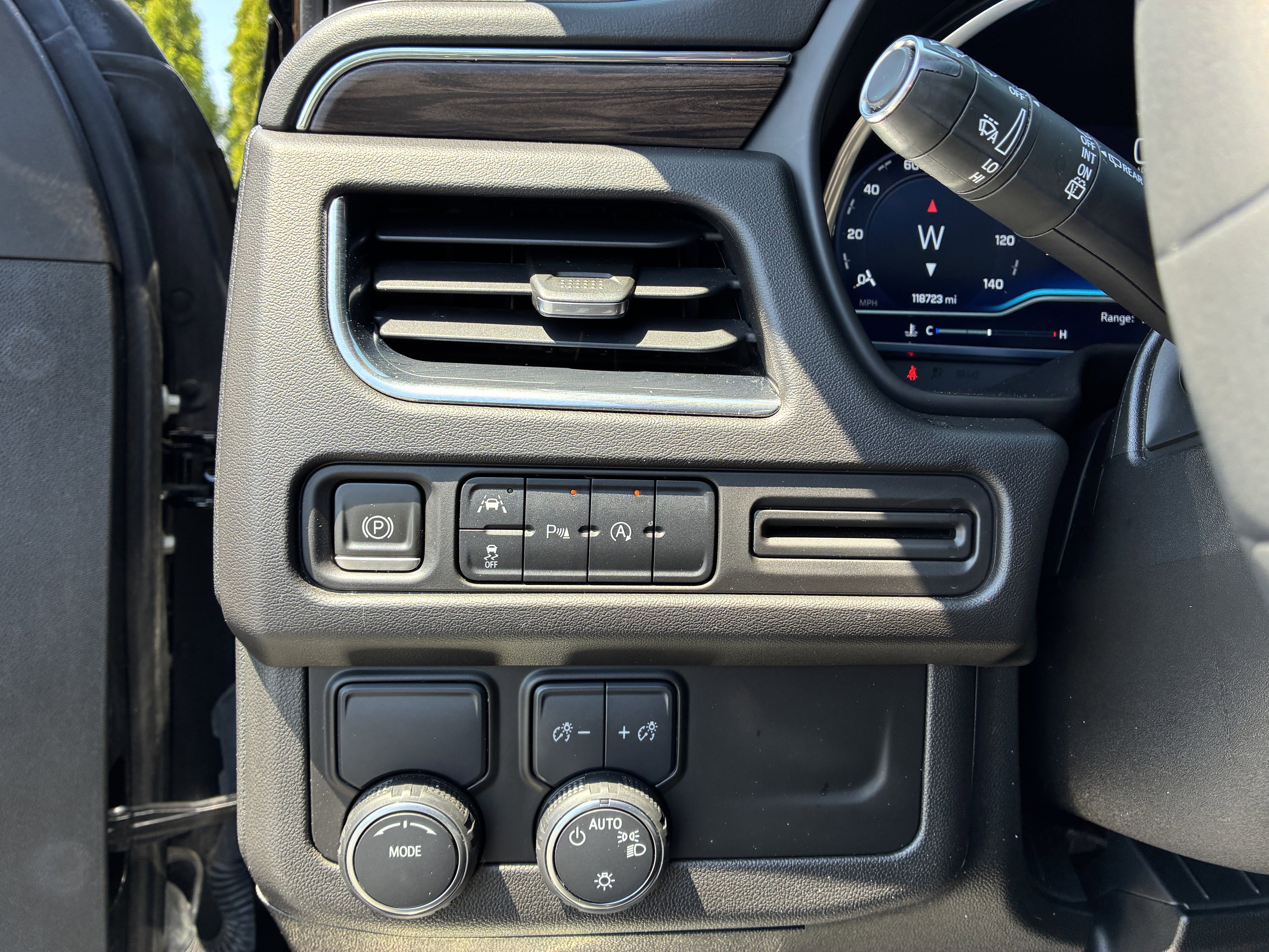 Used 2023 Chevrolet Suburban LT RWD image 28