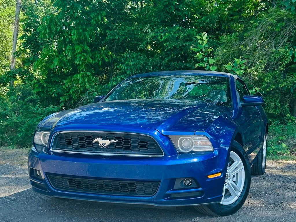 Used 2013 Ford Mustang Convertible RWD image 1