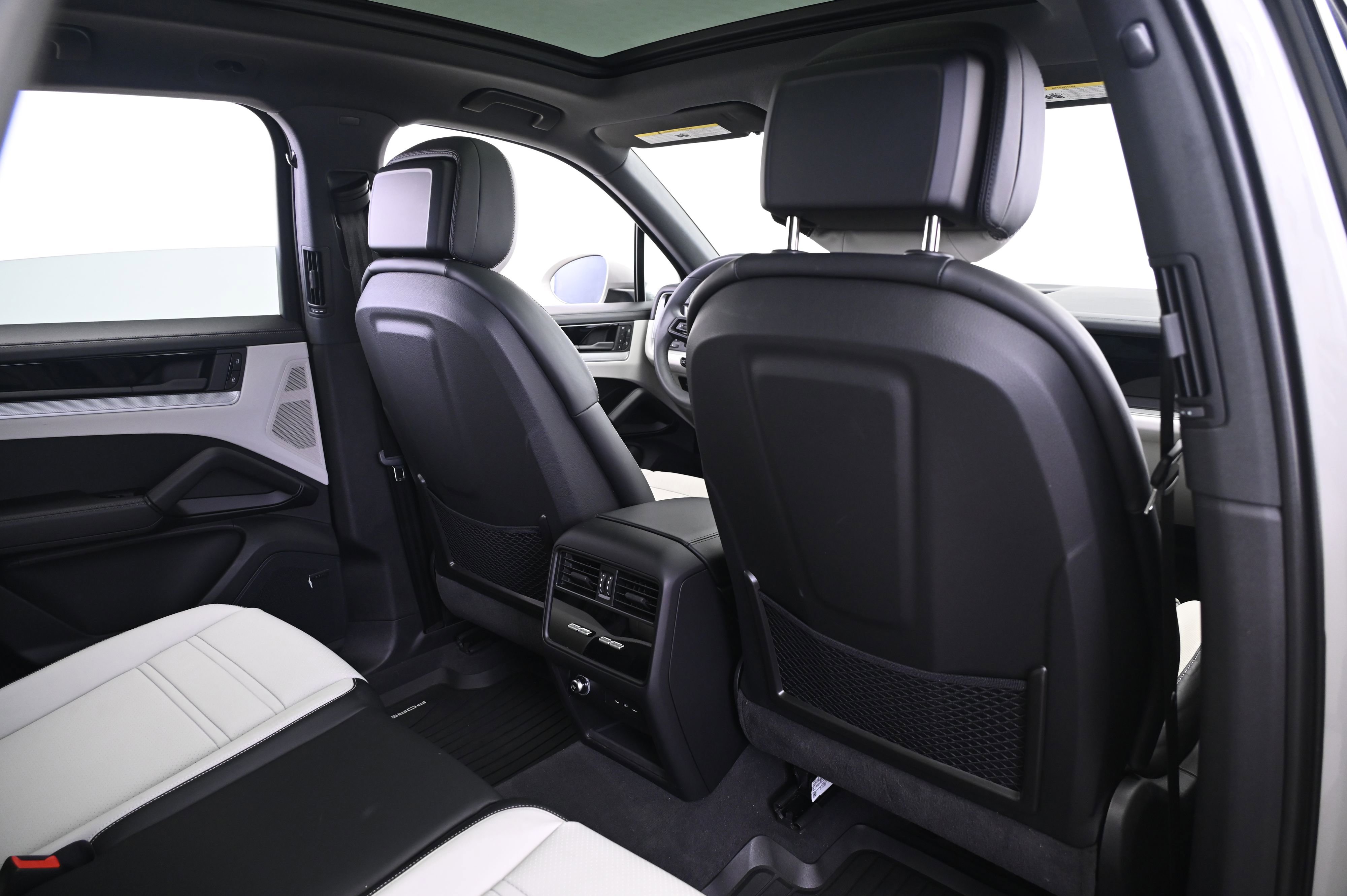 Used 2025 Porsche Cayenne image 17