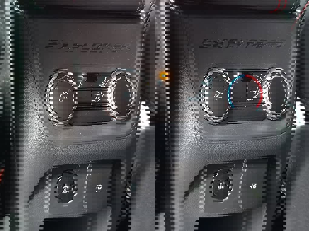 Used 2025 Ford Explorer ST-Line w/ ST-Line Street Pack image 9