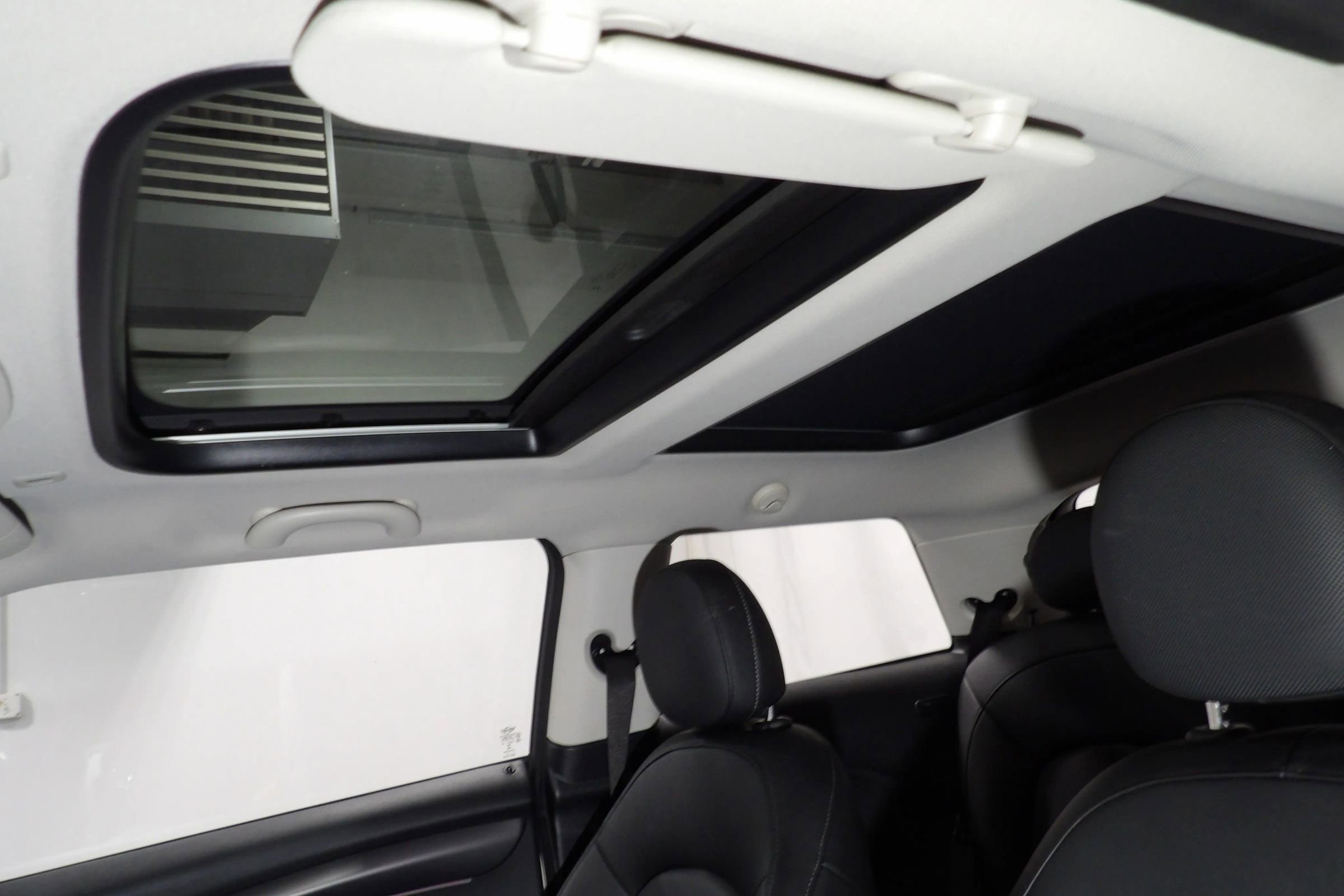 Used 2022 MINI Cooper 2-Door Hardtop image 16