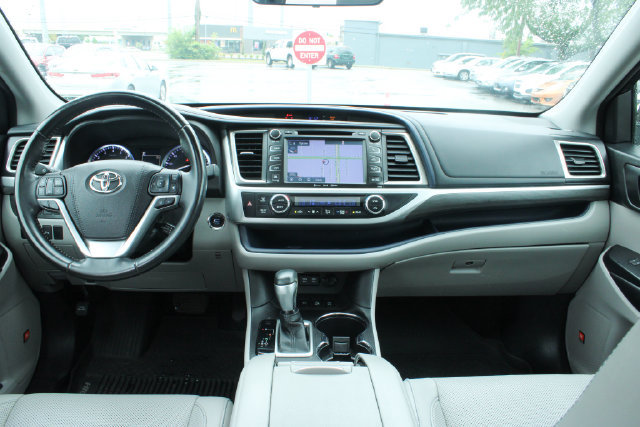 Used 2017 Toyota Highlander Limited AWD/4WD image 17