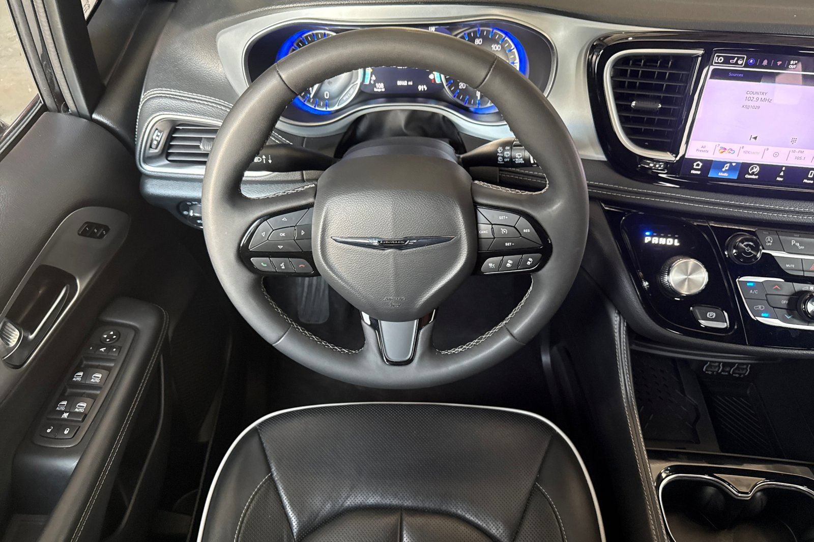 Used 2025 Chrysler Pacifica Limited FWD image 15