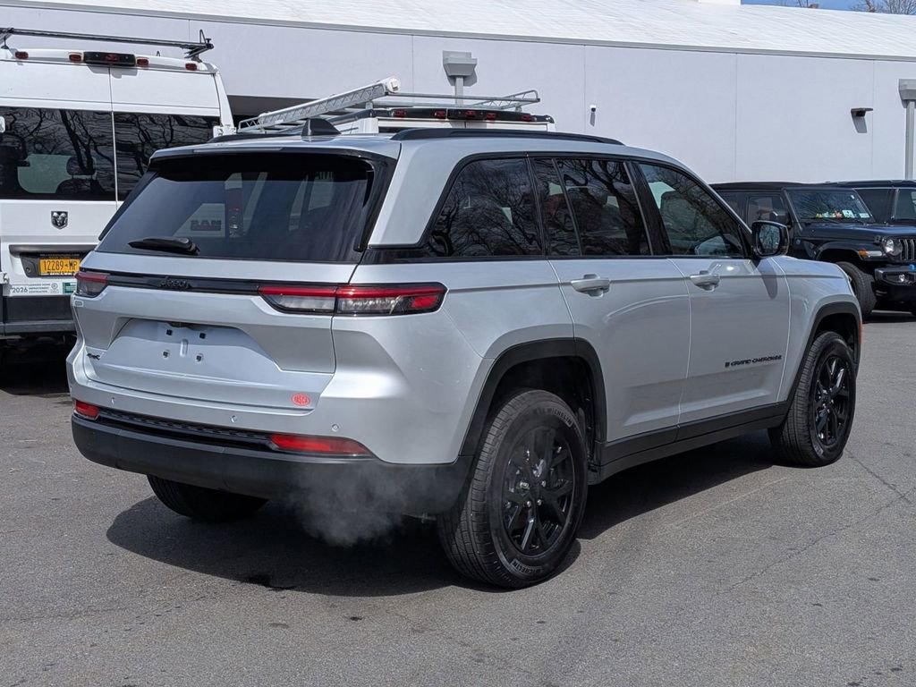 Used 2025 Jeep Grand Cherokee Altitude image 3