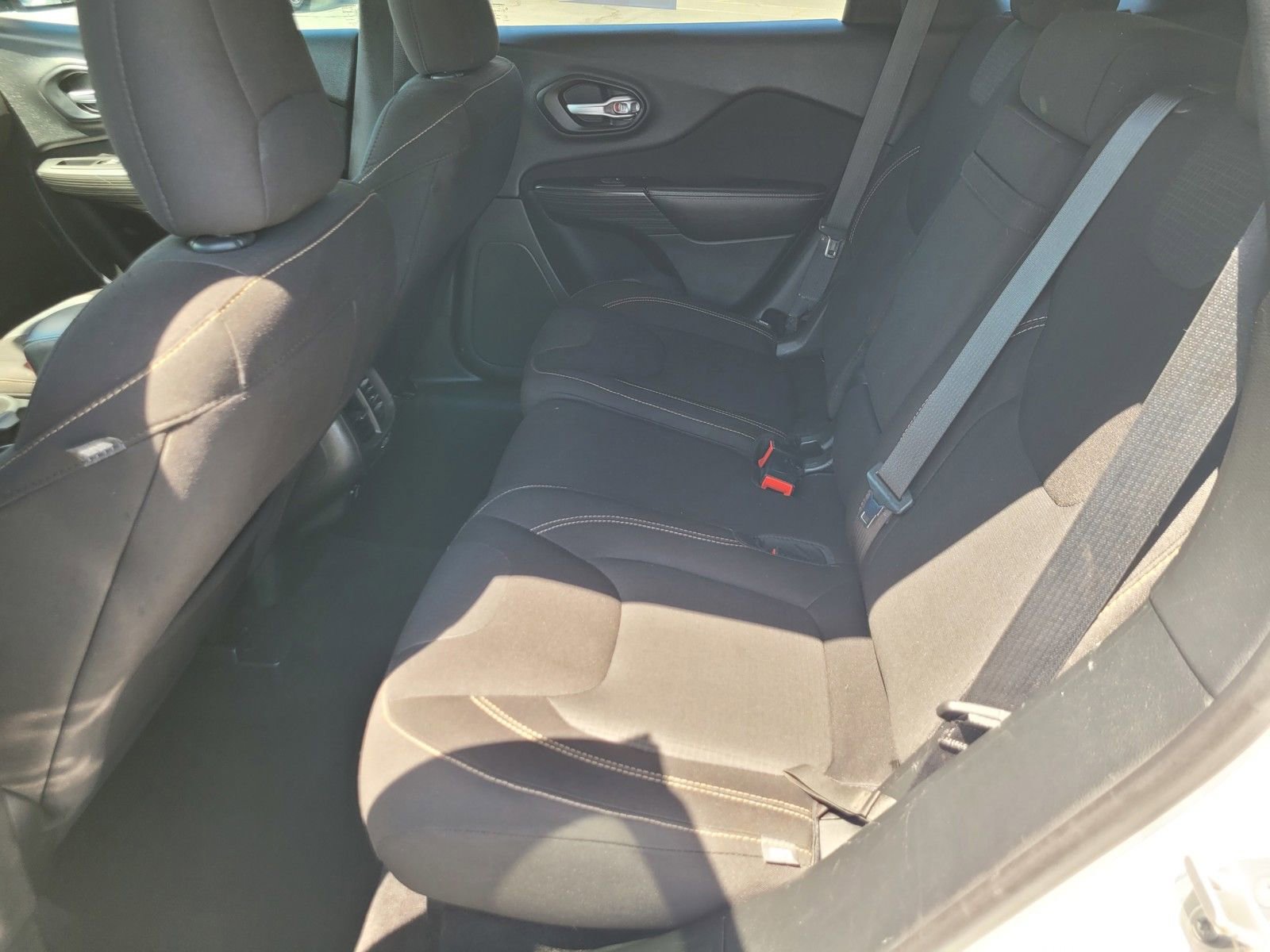 Used 2016 Jeep Cherokee Latitude w/ Safety/Convenience Group FWD image 11