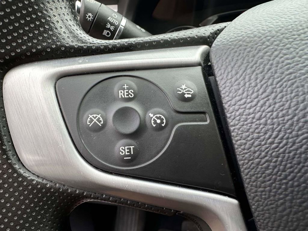 Used 2023 GMC Acadia SLE image 31