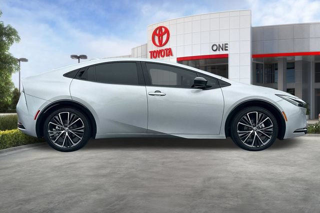 Used 2025 Toyota Prius XLE FWD image 3