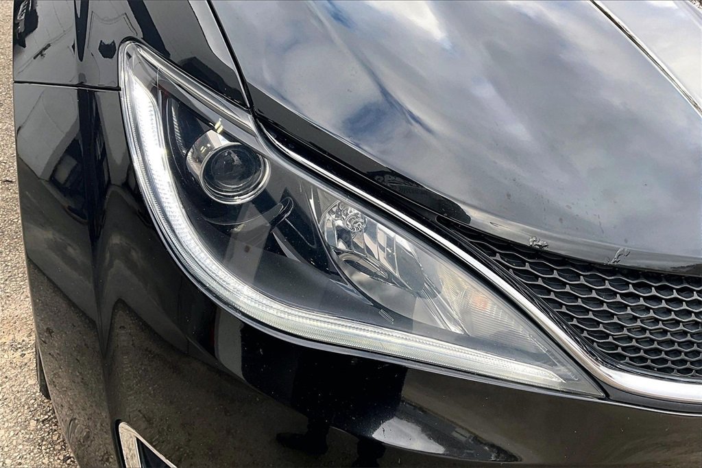 Used 2019 Chrysler Pacifica Limited w/ Tire & Wheel Group image 28