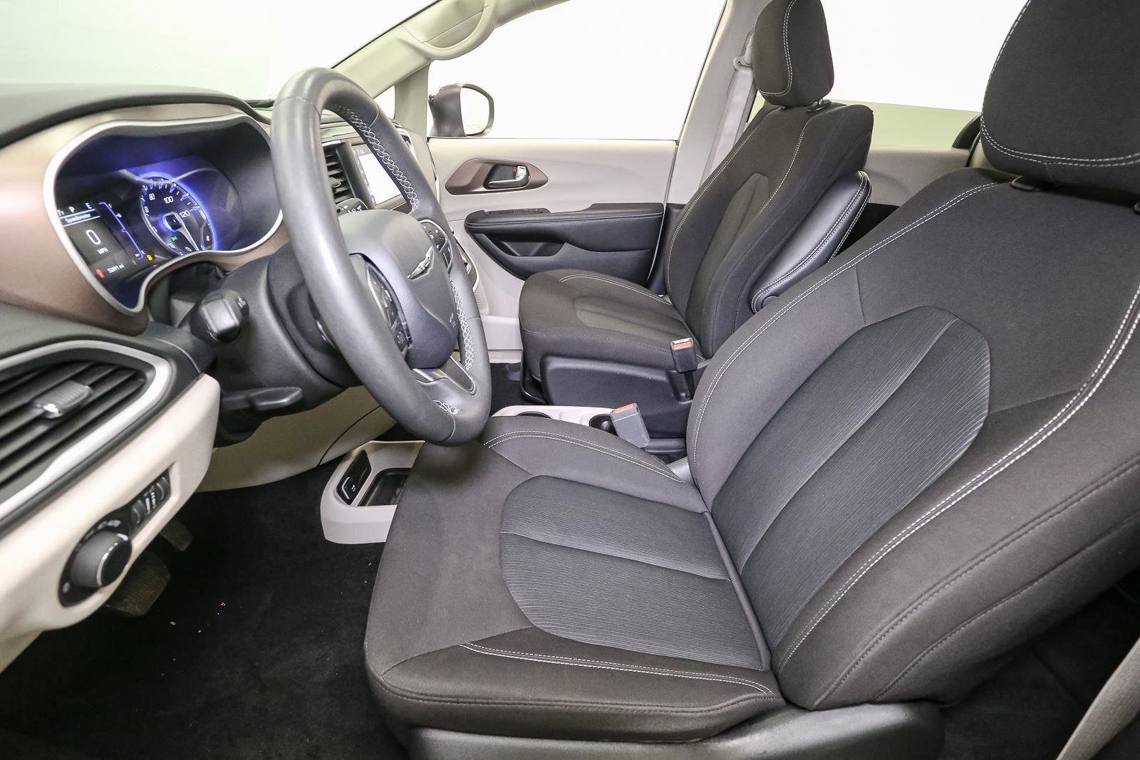 Used 2024 Chrysler Voyager LX image 42