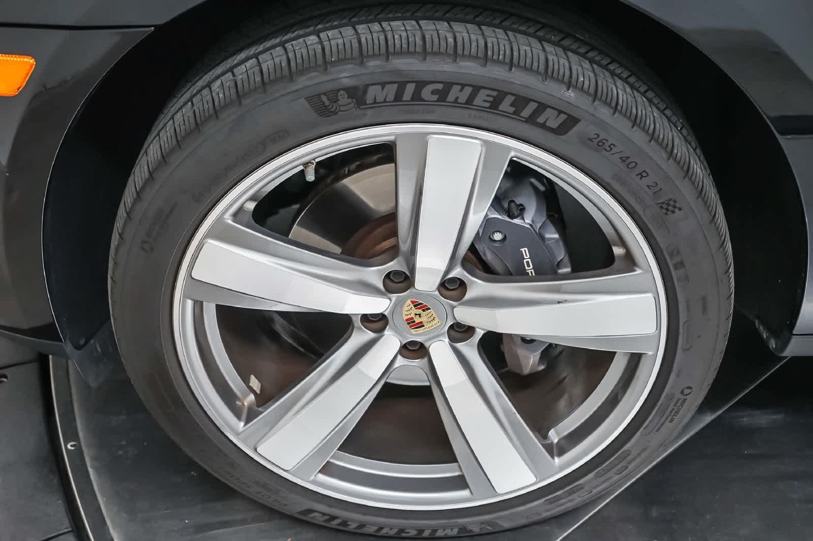 Certified 2025 Porsche Macan AWD/4WD image 14
