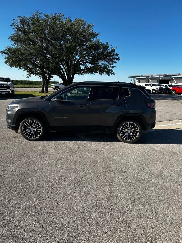 Used 2022 Jeep Compass Limited w/ Elite Group AWD/4WD image 2
