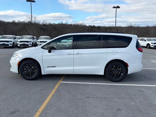 New 2026 Chrysler Pacifica Select image 4