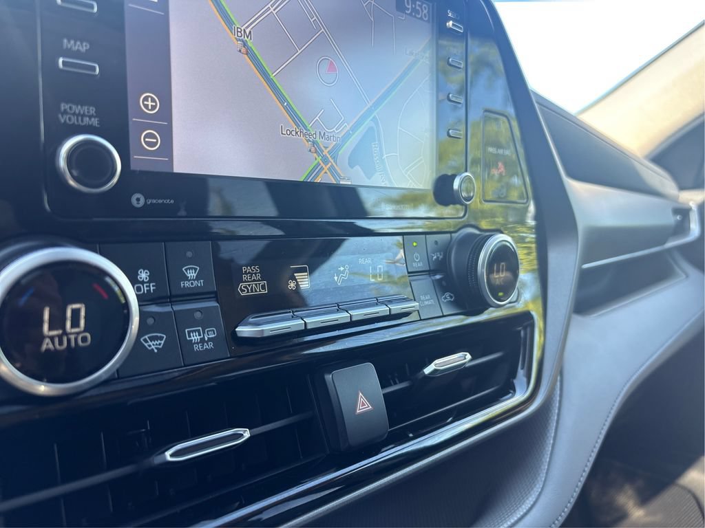 Used 2020 Toyota Highlander XLE AWD/4WD image 45