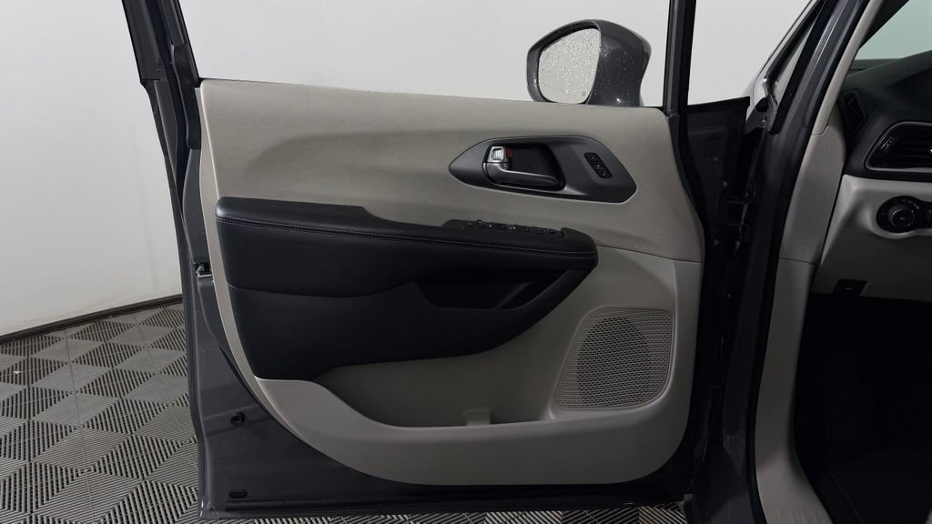 Used 2022 Chrysler Pacifica Touring-L FWD image 14