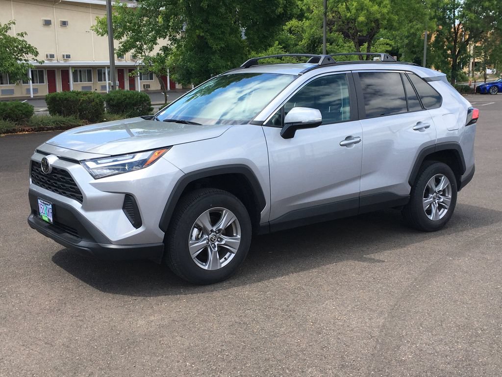 Used 2025 Toyota RAV4 XLE AWD/4WD image 11