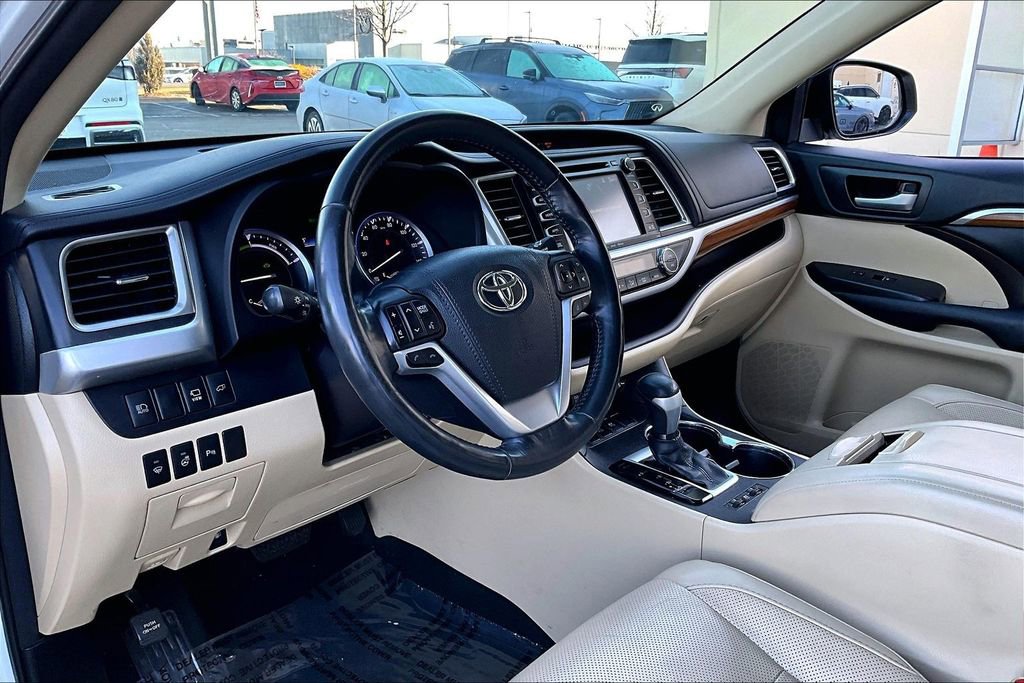 Used 2017 Toyota Highlander Limited Platinum image 16