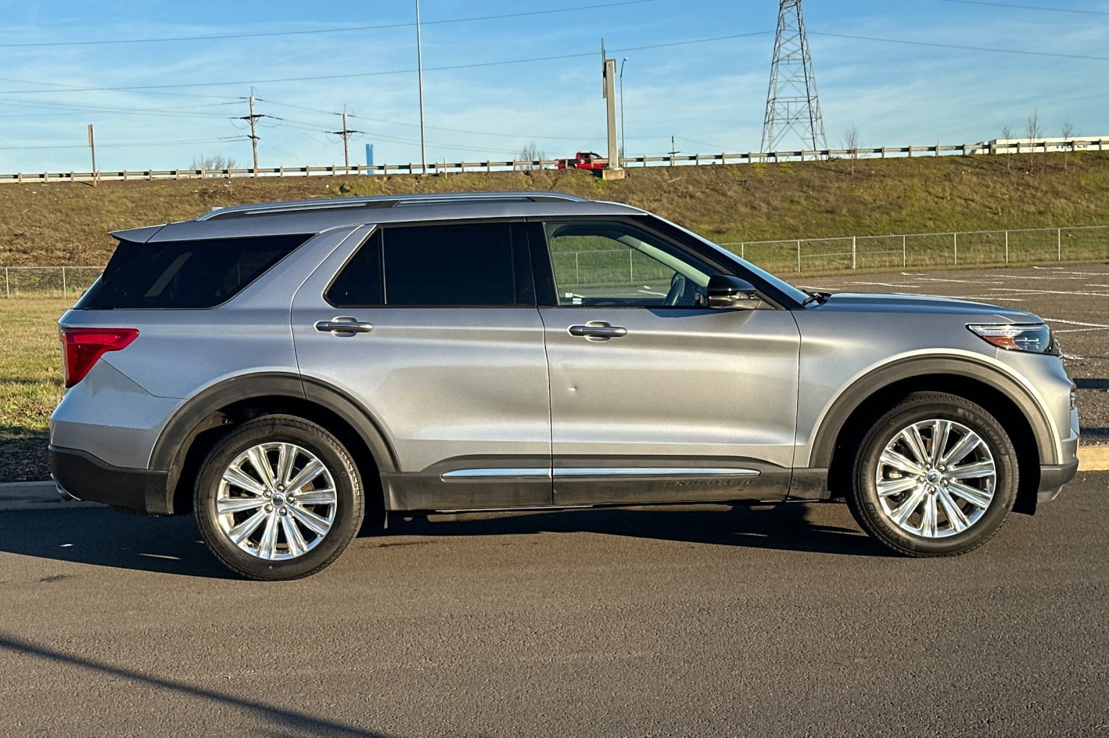 Used 2020 Ford Explorer Limited w/ Class III Trailer Tow Package image 2