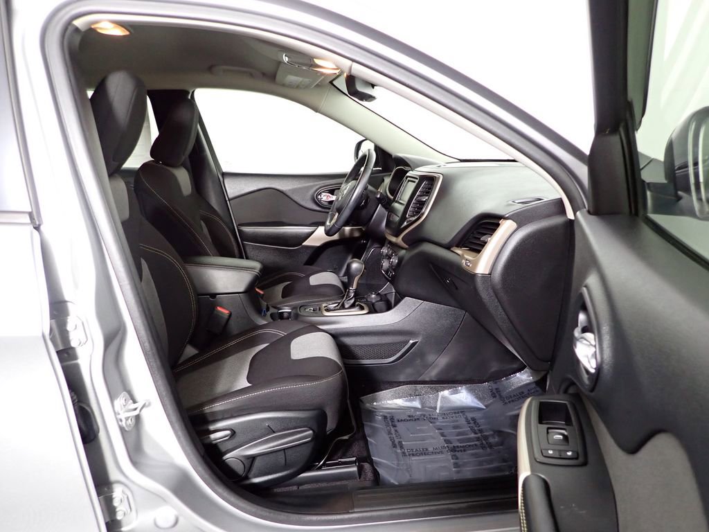 Used 2017 Jeep Cherokee Sport w/ Cold Weather Group image 41