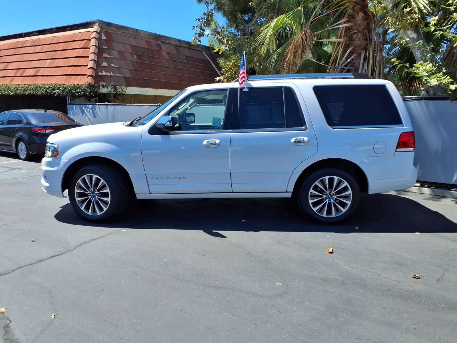 Used 2015 Lincoln Navigator 2WD image 3