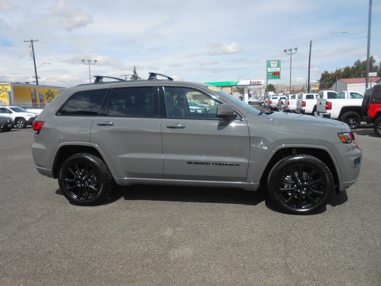 Used 2022 Jeep Grand Cherokee Laredo X AWD/4WD image 2